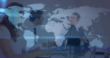 İşletme ekibi doktorları takım üzerinde kaybolan harita olarak inceliyor, ağ planlaması için simgeleri birleştiren UI. İşbirliği, teknoloji, dijital, yenilik, fütürizm, profesyonellik, çalışma alanı