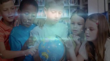 Kütüphanede dünyayı döndüren öğrenciler, coğrafyayı keşfetmek için bağlantıları takip eden holografik kavisler. Eğitim, işbirliği, dijital, yenilik, çocukluk, keşif, etkileşimli