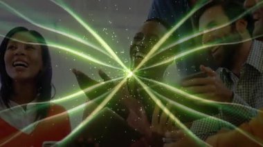 Meslektaşlar tablete dokunuyor ve yeşil kirişler üretiyor. İş toplantısında sunucu kirişler oluşturuyor. İşbirliği, takım çalışması, yenilik, dijital, teknoloji, fütüristik, iletişim