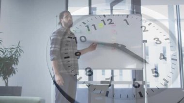 Whiteboard 'da el kol hareketi yapan sunucu iş toplantısı ve soruya cevap veriyor. İşbirliği, beyin fırtınası, yenilik, takım çalışması, üretkenlik, iletişim, seminer