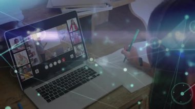 Öğrenci uzak sınıfa katılmak için dizüstü bilgisayar açıyor, ağ büyüdükçe ders notları alıyor. E-öğrenme, eğitim, dijital bağlantı, gençlik, sanal sınıf, odak, modern