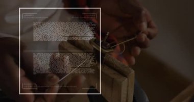 Erkek zanaatkar mengene ipliğinde emniyet kemeri takıyor. Teknoloji kaplaması başlatılıyor. İlerleme çubuğunu dolduruyor. El işi, işçilik, deri işçiliği, dijital arayüz, yenilik, hassasiyet, zanaat