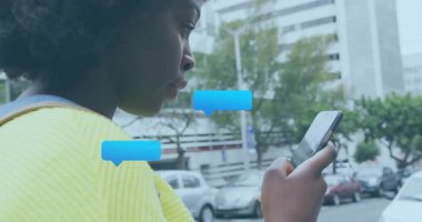 Kaldırımda sırt çantasıyla akıllı telefonu dinleyen bir kadın gelen mesajları gösteren sohbet baloncukları üretiyor. Kentsel, teknoloji, iletişim, bağlantı, yaşam tarzı, modern, gelişigüzel