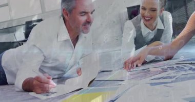 Olgun tasarımcı tablosu kaldırma ve dijital kaplamaları etkinleştirirken takım tasarım planlarını karşılaştırıyor. İşbirliği, beyin fırtınası, yaratıcılık, yenilik, modernlik, takım çalışması, dijital araçlar