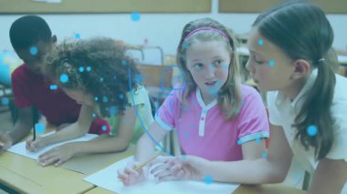 İlkokul öğrencileri yüzen mavi veri düğümleri yazarak güvenlik için kalkan asma kilidi oluşturuyorlar. Çocuklar, eğitim, öğrenme, dijital, güvenlik, okul, işbirliği