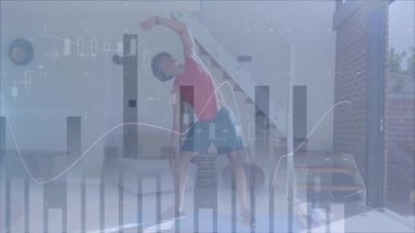 Evdeki spor salonunda ağırlık kaldıran ve vücut bükmeye zorlanan bir adam fitness için sol tarafta duruyor. Fitness, esneme, ev çalışması, sağlık, güç, aktivite, egzersiz