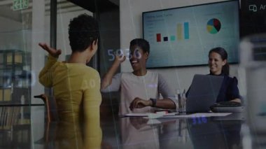 İş adamları satış güncellemelerini kutluyor, hareketli çizelgelerle beşlik çakıyor ve alkışlıyorlar. İşbirliği, başarı, başarı, takım çalışması, yenilik, profesyonel, modern