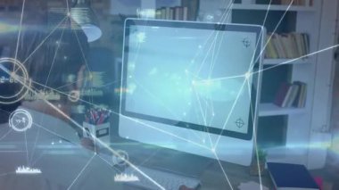 Yetişkin erkek ofis çalışanı teknik analiz için monitör yüklüyor ve ağ veri düğümlerini not ediyor. Teknoloji, veri, analiz, çalışma alanı, dijital, yenilik, odaklanma