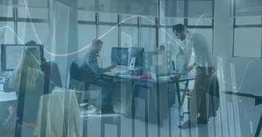 İş arkadaşı olarak el sıkışmadan önce meslektaş incelemesi için çıktıları getirdim. İşbirliği, takım çalışması, profesyonellik, dijital çalışma alanı, modern ofis, iletişim, üretkenlik