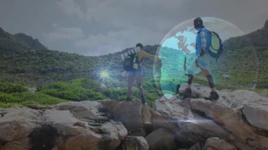 Erkek yürüyüşçü elini uzatırken ve teknoloji verilerini canlandırırken kadın yürüyüşçü çıkıntıdan aşağı iniyor. Macera, bağlantı, teknoloji, takım çalışması, doğa, dijital, keşif