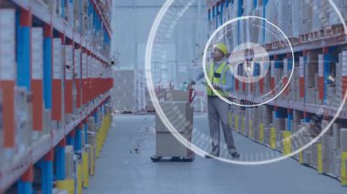 Olgun bir depo çalışanı tarayıcı ekranını tıklatıyor sonra da palet krikosuyla envanter çıkarıyor. Lojistik, teknoloji, fütüristik, otomasyon, üretkenlik, sanayi, verimlilik