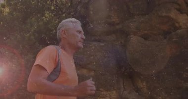 Adam patikada yürümeye başlıyor, koşuya kayıyor, mercek fişekleri zindelik için temizliğe doğru sürükleniyor. Macera, açık hava, fitness, dayanıklılık, hareket, doğal, keşif