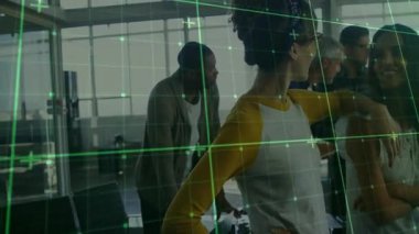 Toplantıdan sonra, iş masasının etrafında yeşil şebeke canlanırken paçavra kollu iş arkadaşı gülüyor. İşbirliği, takım çalışması, profesyonel, modern, enerjik, iletişim, çeşitlilik