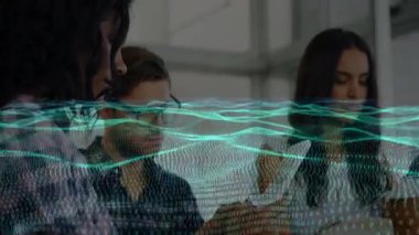 Veri-dalga grafiği, veri uzmanları tabletleri tıkırdatırken ve grafikleri incelerken ofis üzerinde beliriyor. Teknoloji, işbirliği, analitik, yenilik, dijital, takım çalışması, profesyonel