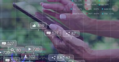 Kadın kullanıcı tablet tutuyor, tıkırdatıyor ve sürüklüyor, sosyal medya angajmanlarını güncelliyor. Teknoloji, analitik, dijital, bağlantı, yenilik, açık hava, veri görselleştirme