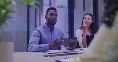 İş ekibi tablet yerleştirme raporlarını tartışıyor sonra da el sıkışma mühürleme anlaşmasını devreye sokuyor. Şirket, işbirliği, profesyonel, takım çalışması, modern, iletişim, ağ