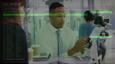 İşletme profesyonel tıklama tableti, giriş için işlem çubuğunu gösteren üstüste alınıyor. İşbirliği, teknoloji, kentsel, modern, iletişim, dijital, yenilik