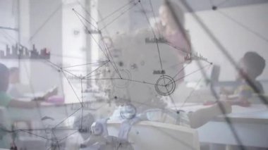 Öğretmen öğrencilere el kol hareketi yaparken ağ örtüsü geri çekiliyor ve sınıfları ele veriyor. Eğitim, öğrenim, işbirliği, teknoloji, yenilik, akıl hocalığı, iletişim