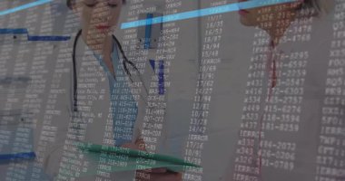 Doktor tıbbi dosyaları inceliyor ve sonuçlara işaret ediyor, hasta eğilimi, kod kaydırma. Sağlık, danışma, teknoloji, profesyonellik, analiz, tanı, iletişim