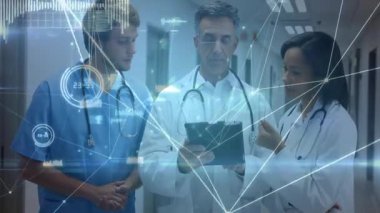 Kıdemli doktor holografik tableti etkinleştirirken ekip verileri analiz ediyor. Tıbbi, teknoloji, fütüristik, profesyonel, işbirliği, yenilik, sağlık