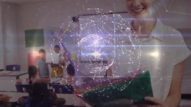 Öğretmen sınıfa giriyor, klasörü açıyor, holografik küreyi çalıştırıyor, sıraların üzerinde dönüyor. Eğitim, teknoloji, yenilik, sınıf, dijital, etkileşimli, sıcaklık