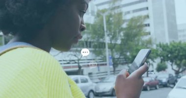 Akıllı telefon mesajı, cep telefonlu mesajlaşma gösteren sokak kadınının etrafında sohbet baloncuğu animasyonuna başlıyor. Kentsel, teknoloji, iletişim, yaşam tarzı, dinamik, anlamlı, boş zaman