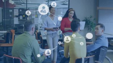 Tablete doğru hareket eden ve beş meslektaşı birbirine bağlayan ağ grafikleri üreten bir sunucu. İşbirliği, takım çalışması, dijital, bağlantı, yenilik, ofis, iletişim