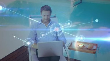 Uzaktan kumandalı çalışan dizüstü bilgisayarda yazıyor ve kahveyi yudumlarken canlı veri ağını yoğunlaştırıyor. Teknoloji, bağlantı, yenilik, modern, boş zaman, çalışma alanı, dijital