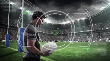 Erkek sporcu ragbi topunu döndürürken spor HUD 'unu etkinleştiriyor ve atış yörüngesini inceliyor. Spor, yenilik, teknoloji, analitik, performans, stadyum, yarışma