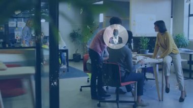 İş sahasında çalışan iş arkadaşlarının yörüngesindeki ağ halkalarının başlatılmasında kullanıcı simgesi zayıflıyor. İşbirliği, takım çalışması, yenilik, beyin fırtınası, dijital, profesyonel, çalışma alanı