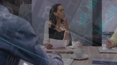 Kadın kağıtları kaldırıyor ve konuşuyor. İş toplantısında önemli noktayı vurgulamak için hareketler yapıyor. Profesyonel, işbirliği, iletişim, tartışma, şirket, takım, resmi