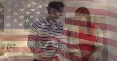 Pişirme çifti, taze salata hazırlarken soğan soyup biber doğrayarak yemek hazırlıyor. Mutfak, takım çalışması, modern, canlı, tazelik, yerli, gurme