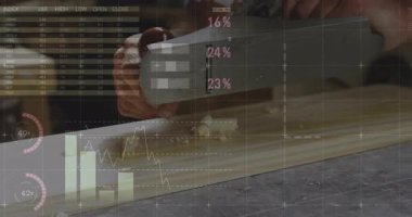 Veri tablosu animasyon çizerken, marangozlar ahşap işçiliğinde düzlem çiziyor. Sanatçılık, hassasiyet, analitik, yenilik, mühendislik, ahşap işçiliği, teknoloji