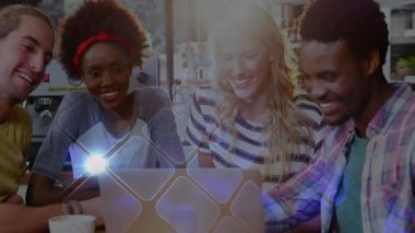 Teknik toplantıda bilgisayar başında yazan ve işaret eden meslektaşlar mavi karelerin veri şebekesi oluşturmasına neden oluyor. İşbirliği, takım çalışması, yenilik, dijital, iletişim, başlangıç, modern