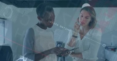 Ofisteki meslektaşlar tableti kaydırıyor ve iş analizi için veri örtüşürken işaret ediyorlar. İşbirliği, veri, teknoloji, analitik, takım çalışması, profesyonel, modern