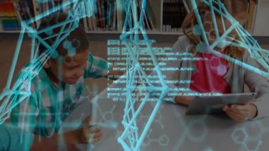 Kız tableti tıklatarak ve DNA sarmalını etkinleştirirken akranlar BTMM öğrenimi için dizüstü bilgisayarda kodluyorlar. Teknoloji, yenilik, eğitim, işbirliği, yaratıcılık, dijital, gençlik