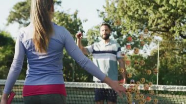 Adam kollarını kaldırıyor, kadın yüz ifadelerini yansıtıyor, spor zaferini kutluyor. Atletik, takım çalışması, kutlama, açık hava, canlı, yoldaşlık, fitness