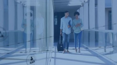 İki meslektaş terminalde yürüyor, telefon bağlantılarını dinliyorlar iş adamlarını birbirine bağlıyorlar. Profesyonel, ağ oluşturma, işbirliği, modern, kurumsal, teknoloji, bağlantı