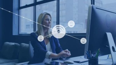 Pencere kenarına yazı yazan ve bağlantı simgelerini başlatan kadın genişleyen iş ağını örtüyor. Teknoloji, ağ oluşturma, dijital, yenilik, çalışma alanı, profesyonel, modern