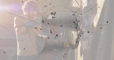 Teknisyen bağlama tarayıcısı kabloyu bağlıyor ve kalibrasyon kaplaması oluşturan işaretleyicileri tarıyor. Teknoloji, yenilik, kesinlik, mühendislik, modern, endüstriyel, ölçüm