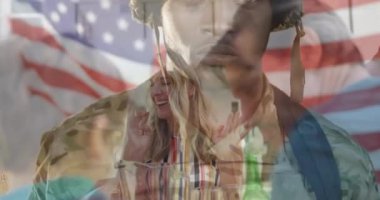 Restoran çifti gülüyor, bayraklar yoğunlaşıyor, askeri asker kamuflaj giyiyor. Vatanseverlik, birlik, kutlama, çeşitlilik, hürmet, gurur, dayanıklılık