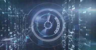 Şebeke kaplaması, disk görünen halkaları başlatıyor. Teknoloji arayüzünü ufuk çizgisine bağlayan düğümleri döndürüyor. Siber uzay, arayüz, fütürizm, teknoloji, veri görselleştirme, yenilik, dijital sanat