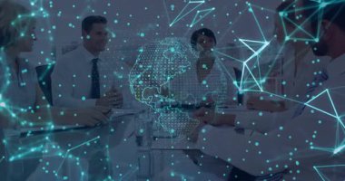 Kişi 2 'nin elinde şişe tutması, dünya dönüşümlü olarak iş görüşmesi için tartışmayı başlatıyor. Küresel, ağ oluşturma, işbirliği, geleceksel, teknoloji, takım çalışması, yenilik