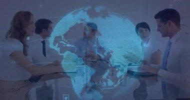 İş adamları dizüstü bilgisayarları dinliyor, piyasaları hologram küresiyle analiz ediyor ve ikonları atıyor. İşbirliği, teknoloji, yenilik, veri görselleştirme, kurumsal, profesyonel, gelecekçi