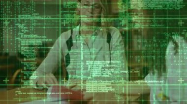 Kadın ellerini masaya koyuyor ve kod kaplamasını etkinleştiriyor, bardağı yudumluyor ve teknolojiyi tartışıyor. İşbirliği, iletişim, yenilik, eğitim, çalışma alanı, dijital, modern