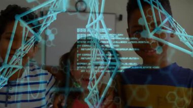 Sınıftakiler, AR 'ın kablo modelinin kod ve altıgenlerle ortaya çıkıp dönmesini izliyorlar. Eğitim, yenilik, fütüristik, işbirlikçi, merak, gençlik, dijital