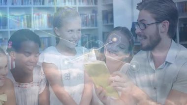 Öğretmenler eğitim kütüphanesinde kitap açıyor, öğrenciler ağ düğümlerine yaslanıyor. Eğitim, okur yazarlık, akıl hocalığı, yenilik, işbirliği, dijital, öğrenim