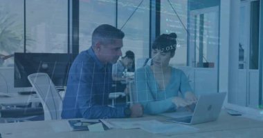 Dizüstü bilgisayarı kadın olarak gösteren adam% etiketli animasyon finans grafiklerini başlatıyor. Profesyonel, takım çalışması, veri görselleştirme, finans, analiz, işbirliği, modern