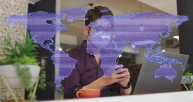 Holografik dünya haritası iş sezgileri için sinyal ağı oluştururken adam akıllı telefonu kaydırıyor. Teknoloji, yenilik, iletişim, dijital, bağlantı, çalışma alanı, modern