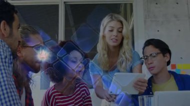 İş sunucusunun tableti yürütmesi, meslektaşlarının mavi karelerin ofis masasının üzerinde kayması. İşbirliği, takım çalışması, yenilik, modernlik, dijital, beyin fırtınası, iletişim